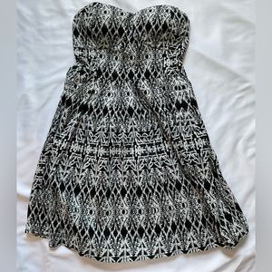 Black and white medium strapless mini dress